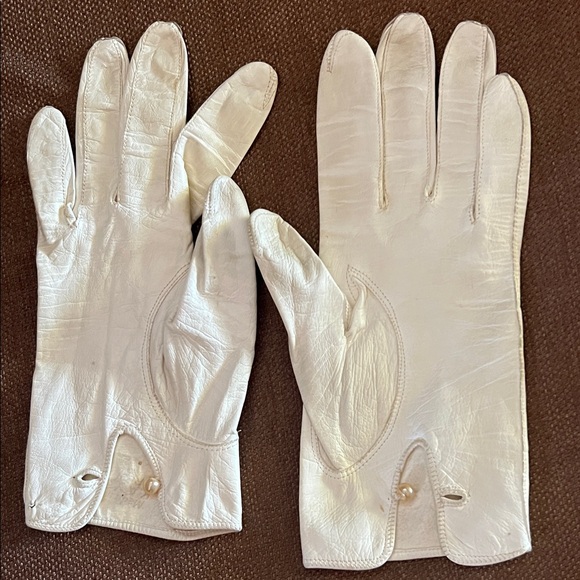 Vintage Sophisticated White Leather Gloves - Picture 4 of 14